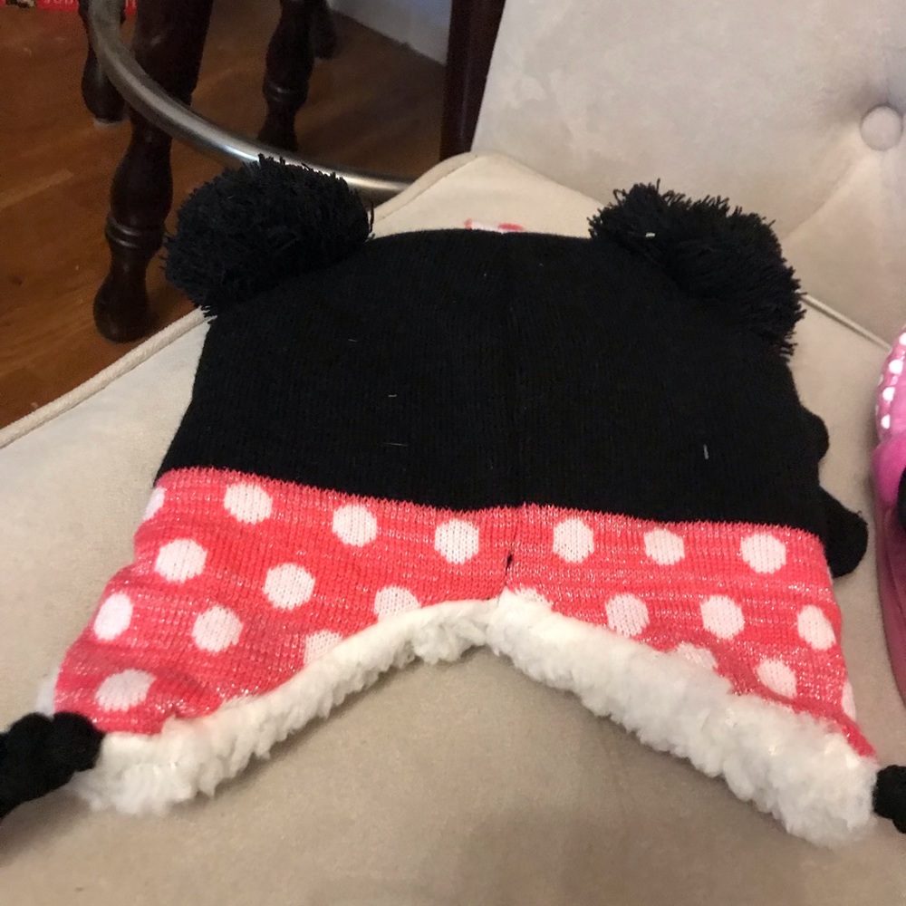 Disney hat gloves and slippers set - Picture 3 of 5